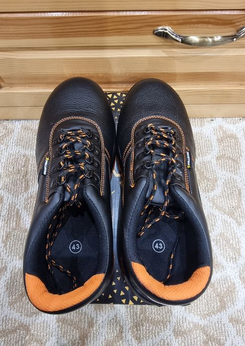 Работни обувки нови 43 номер