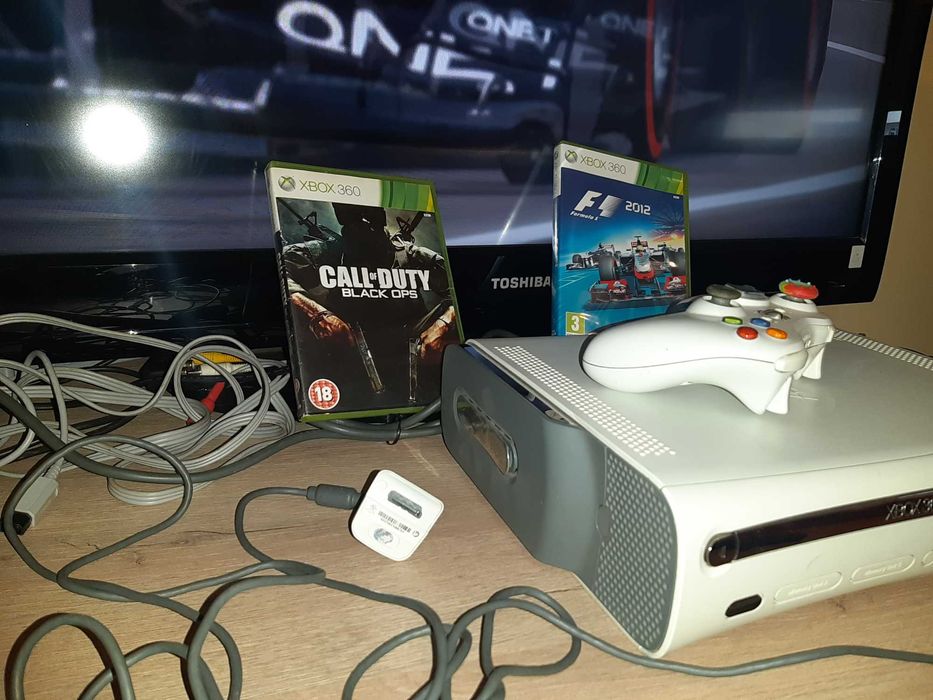 XBOX 360+Безжичен джойстик+2 игри