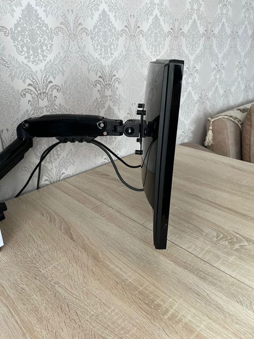 Продам игровой монитор 18-19 годов 144гц