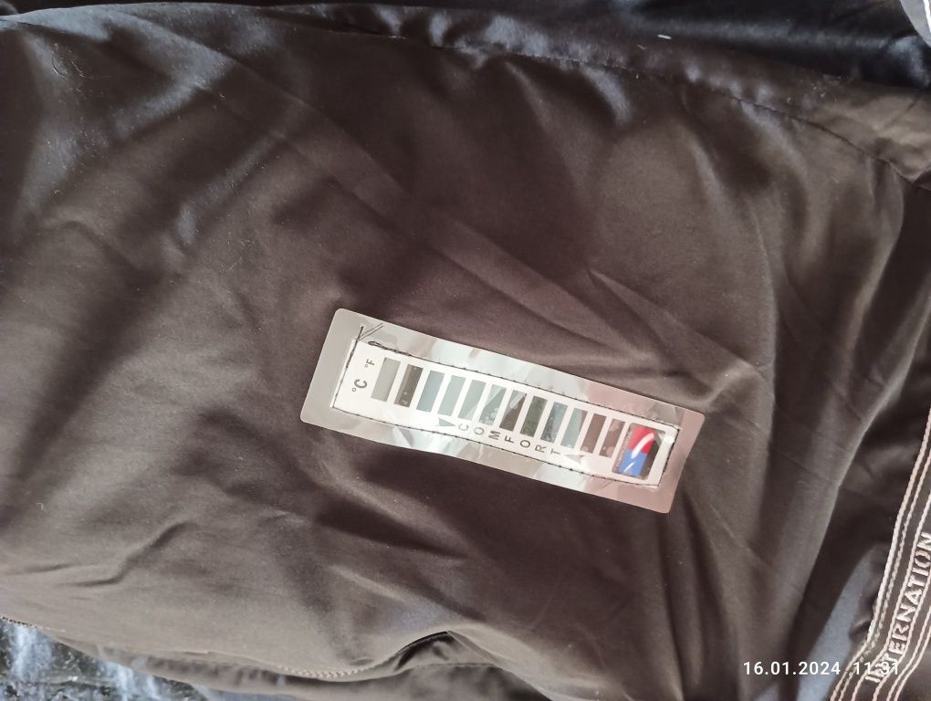 Продаю . Зимнюю куртку мужскую ,с подкладо