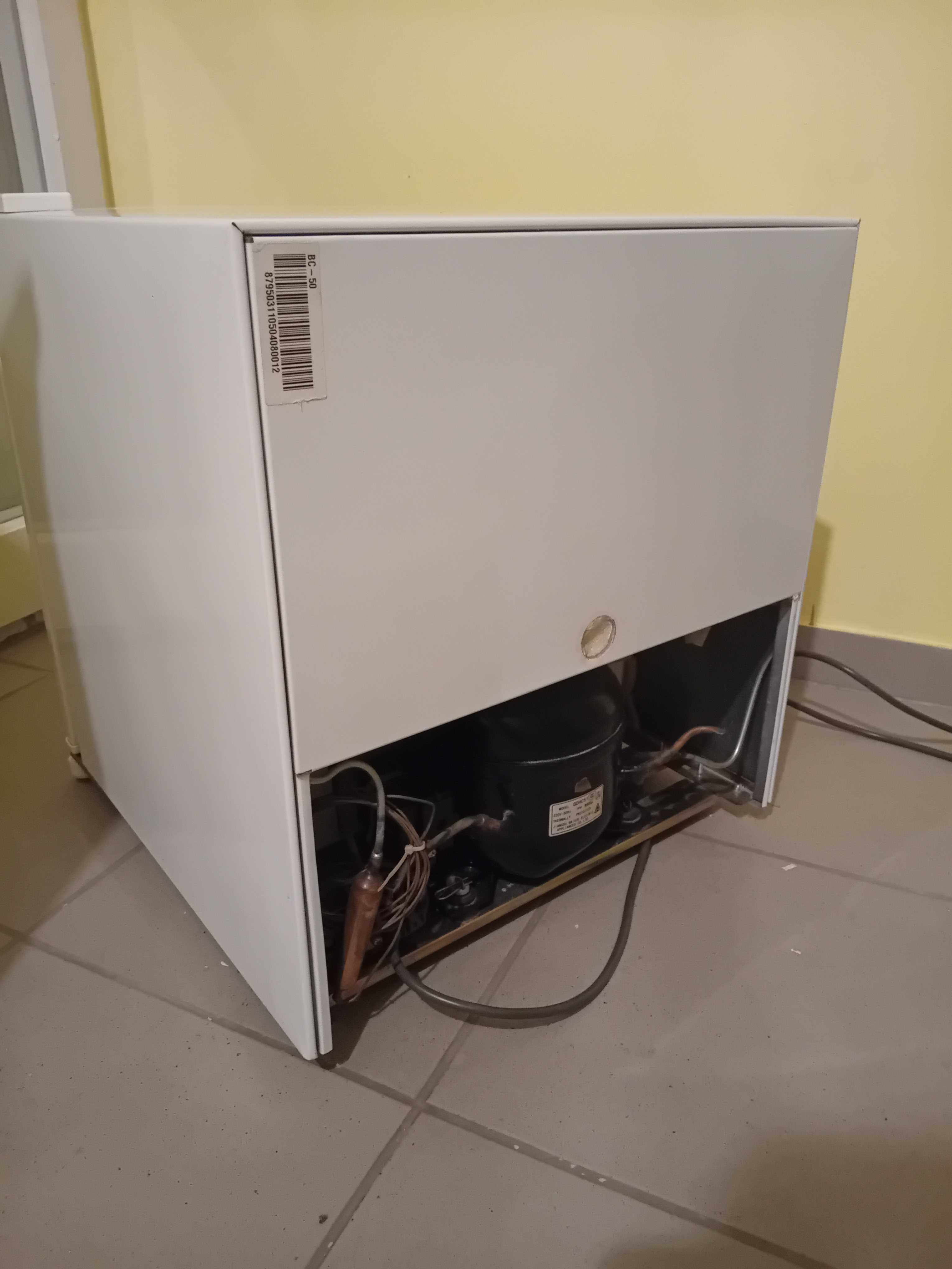 Midea BC-50, Минибар хладилник 43 л, с компресор и камера
