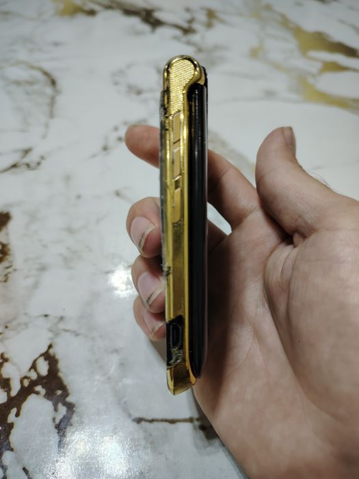 Motorola v8 Luxury Gold Edition