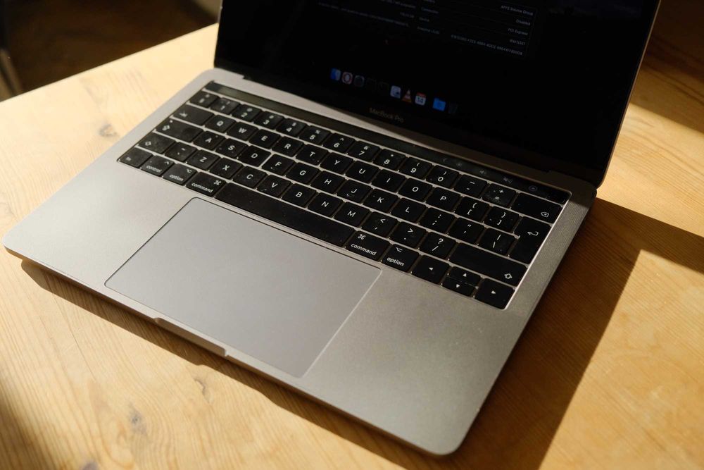 MacBook Pro A1706 - 13" Retina Display, Touch Bar, 500GB SSD, 8GB RAM