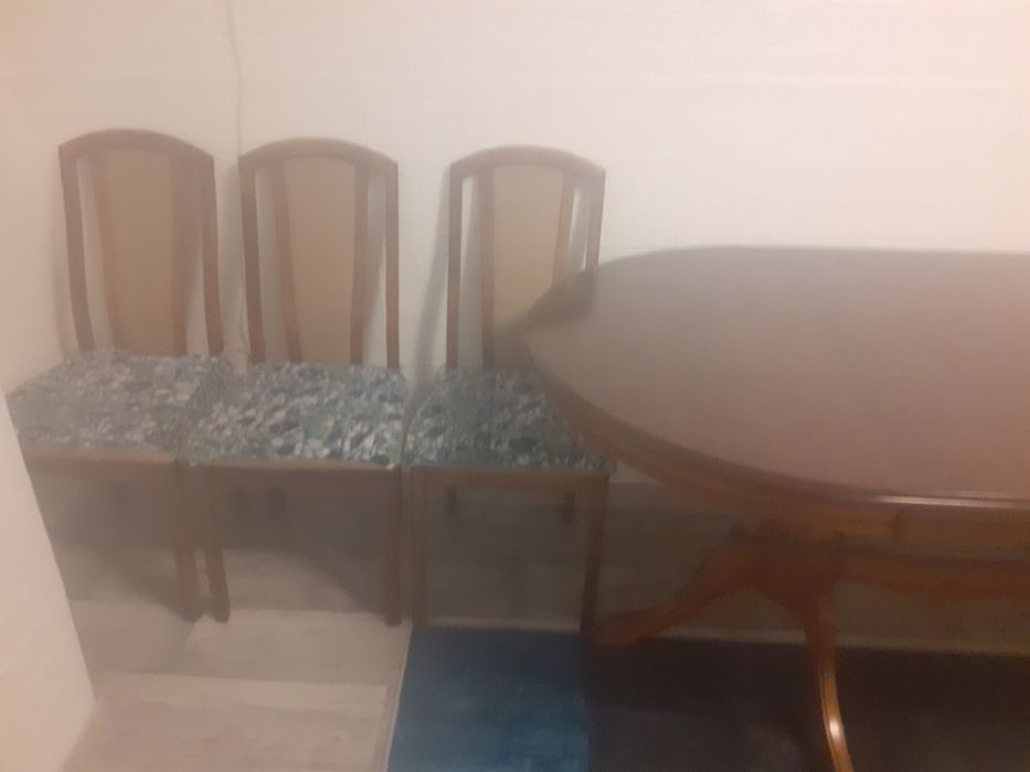 Продам шикарный  стол со стульями и компьютерный стол