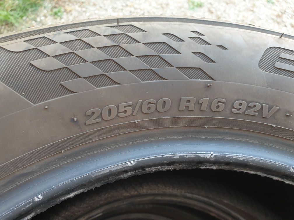 Vand 4 anvelope vara  205/60R16