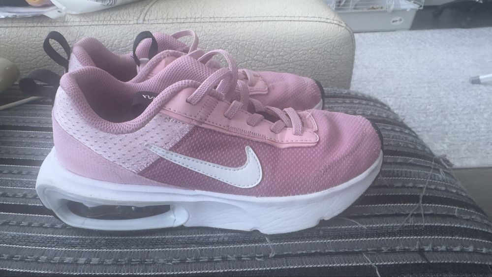 Детски спортни обувки ЗАРА и Найк