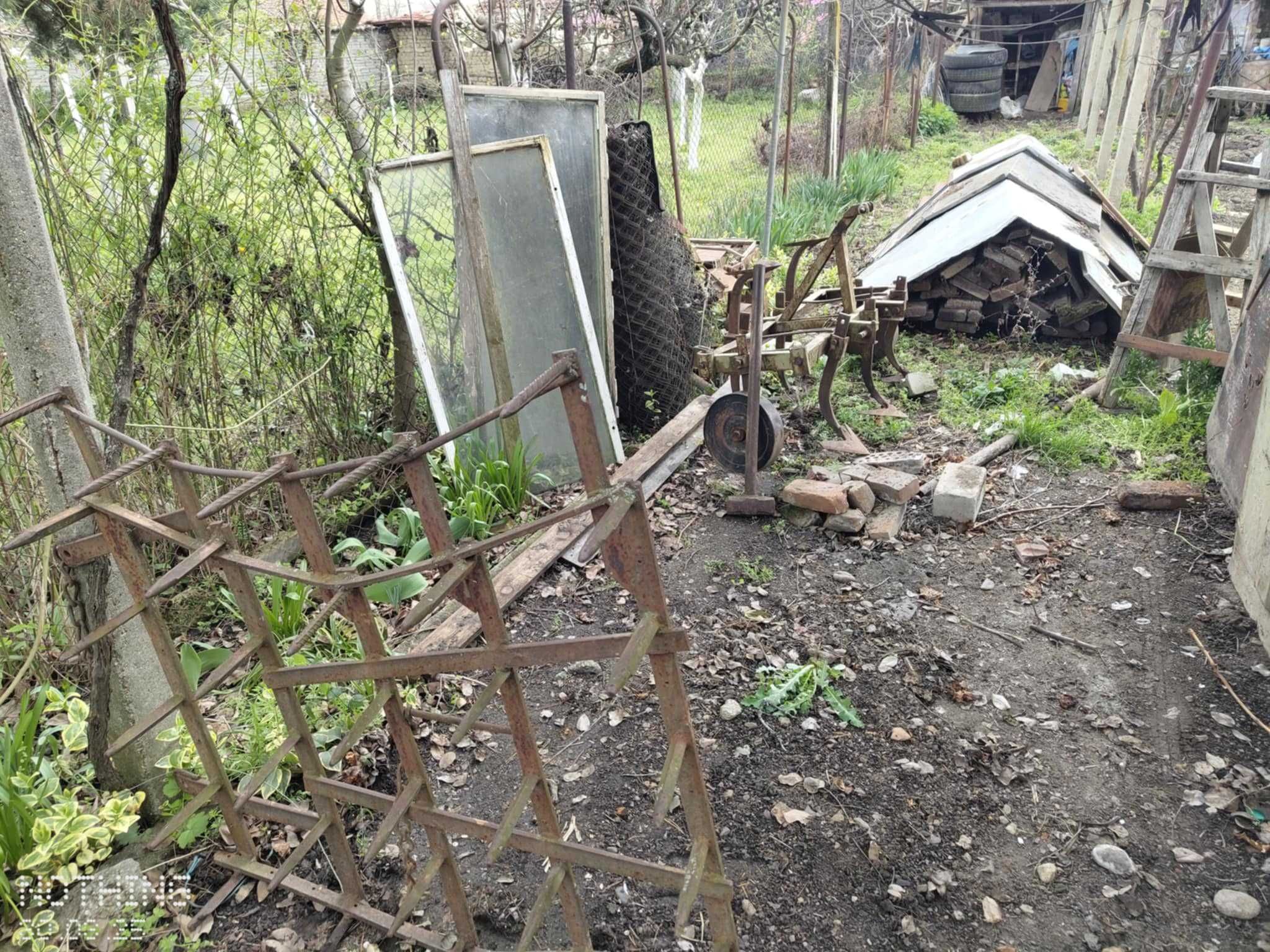 Трактор с каруца, култиватор, плуг и брана.
