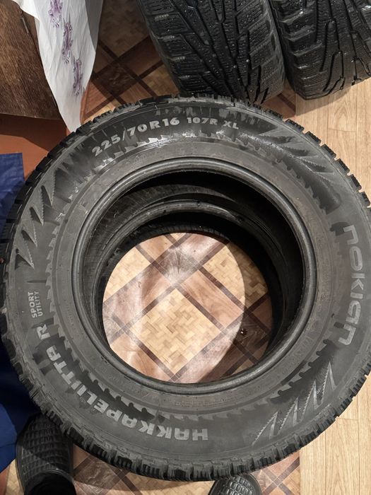 Продам зимние шины комплект 225/70/16