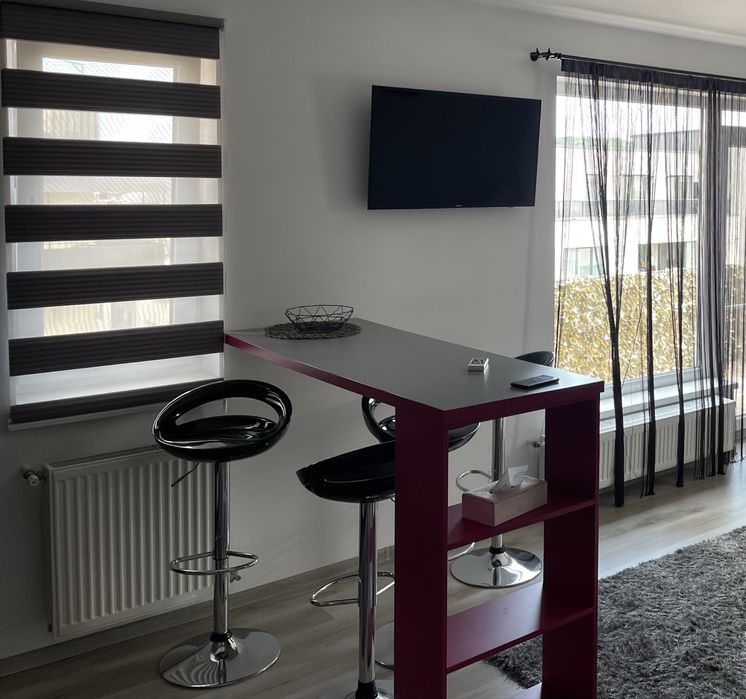 Vand Bar cu un picior prins de perete si 4 scaune de bar