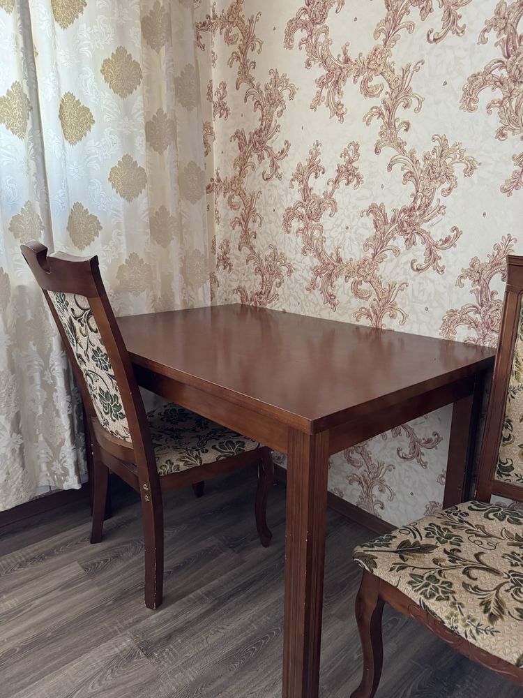 Стол со стульями
