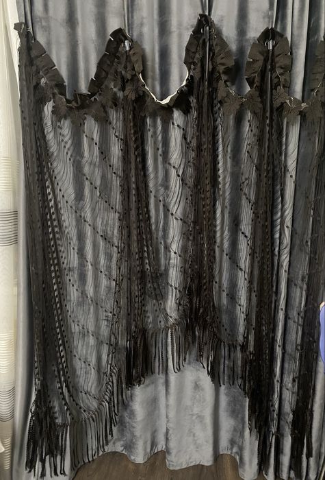 Шторка декаративная , полугруглая ,хорошо подойдет на кухню