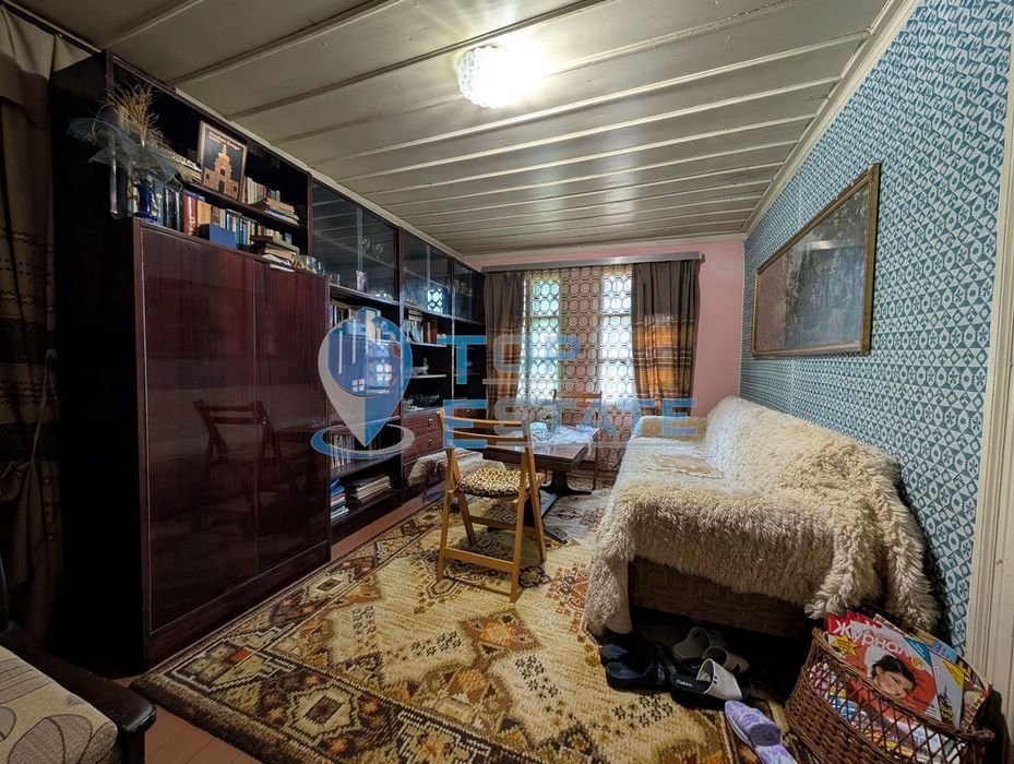 Двуетажна автентична къща с голям двор в село Лесичарка