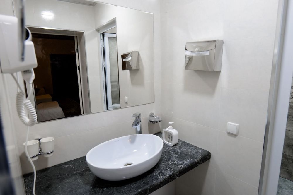 Comfortable rooms for students with private bathrooms price per person