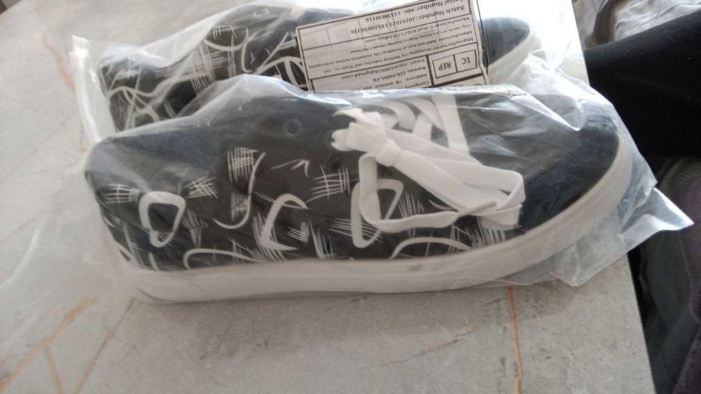 Sportni oyoq kiyim, xitoyniki yangi kiyilmagan, agar kiyilgan boʻlsa