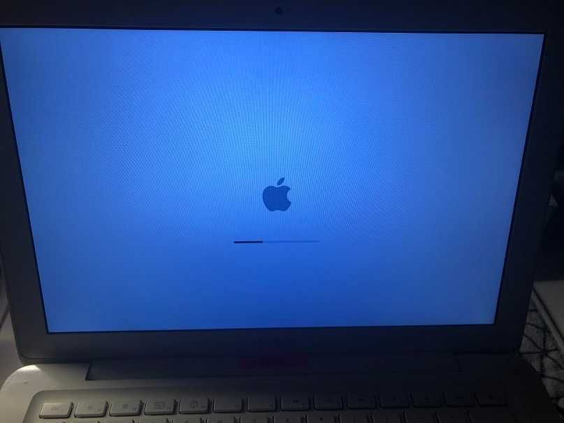 Лаптоп APPLE MacBook A1342 в много добро състояние, SSD, има Windows7