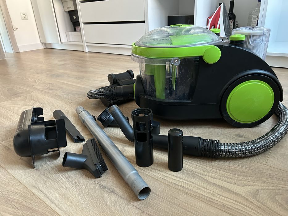 Aspirator cu filtrare in apa si absorbtie lichide