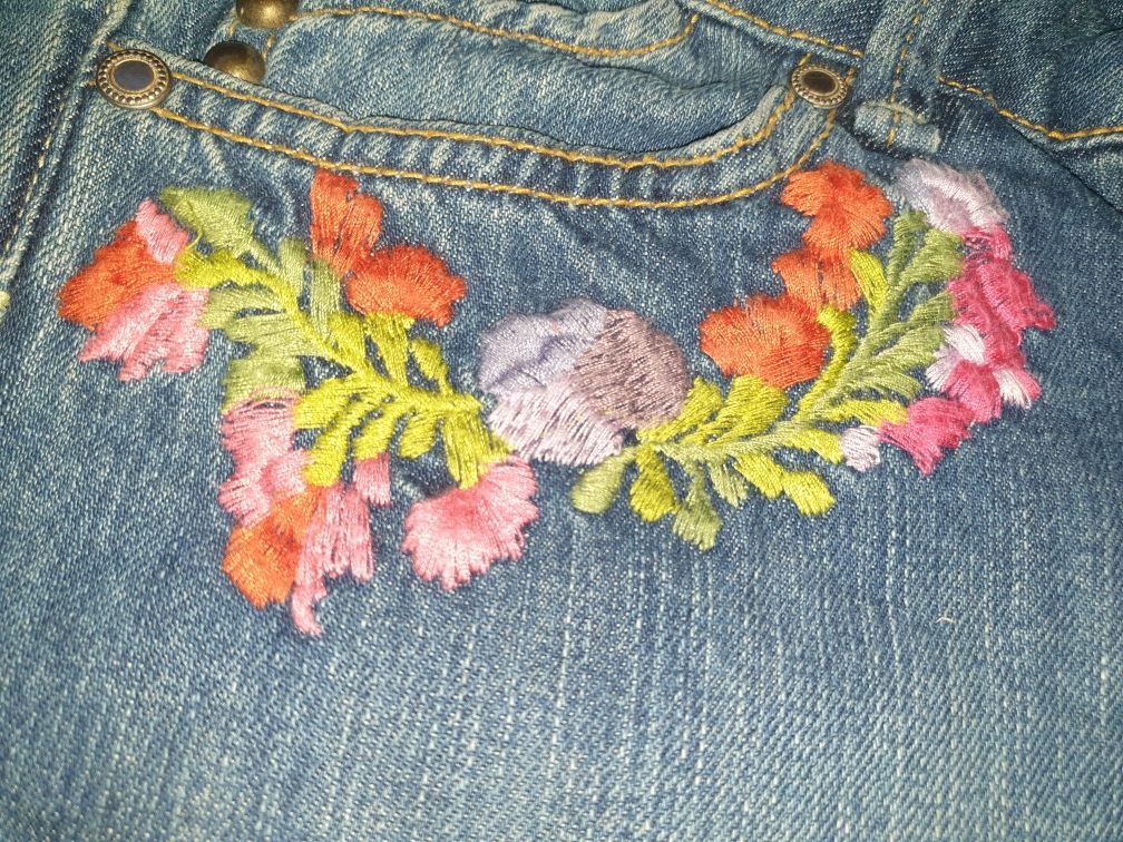 Vand jeans evazat brodat cu floricele,  lung Mango marime M