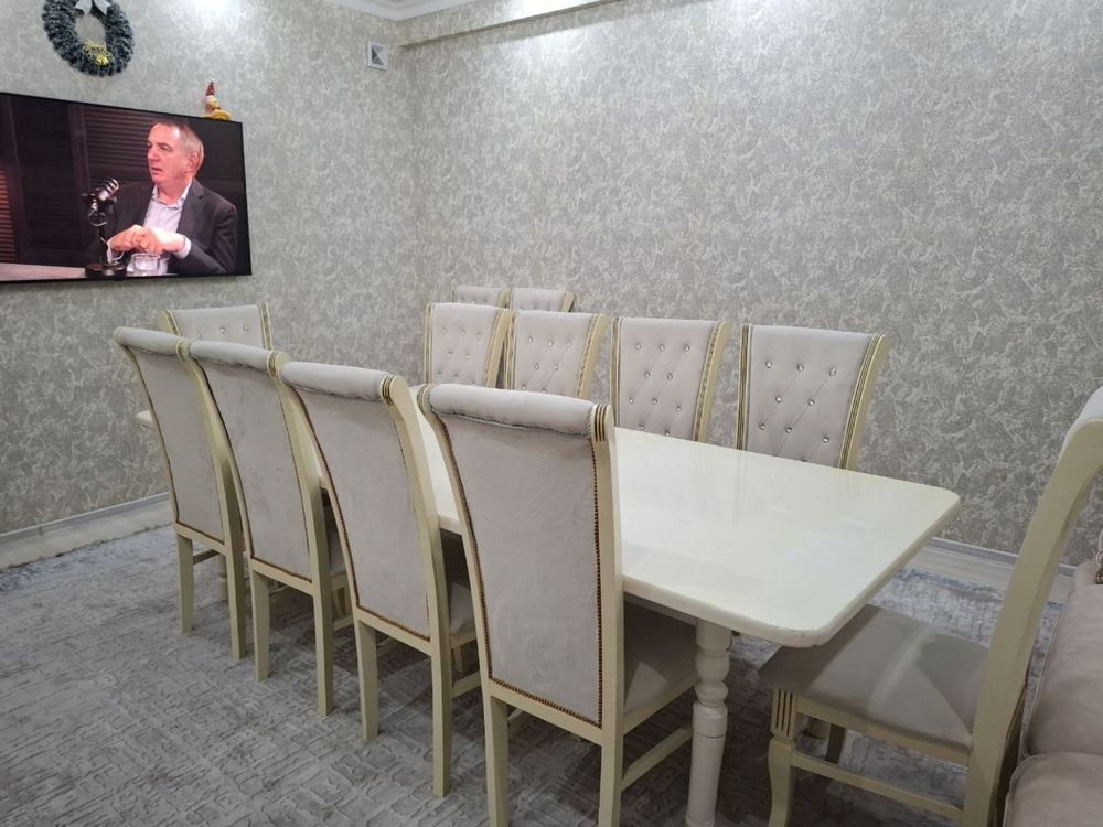 Стол со стульями для гостиной
