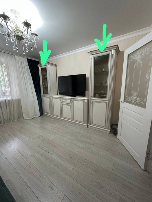 Витрина/ шкаф для зала