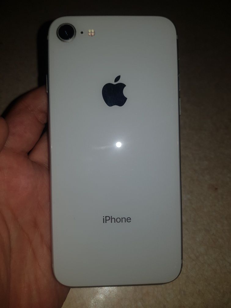 iPhone 8 . 128 gb