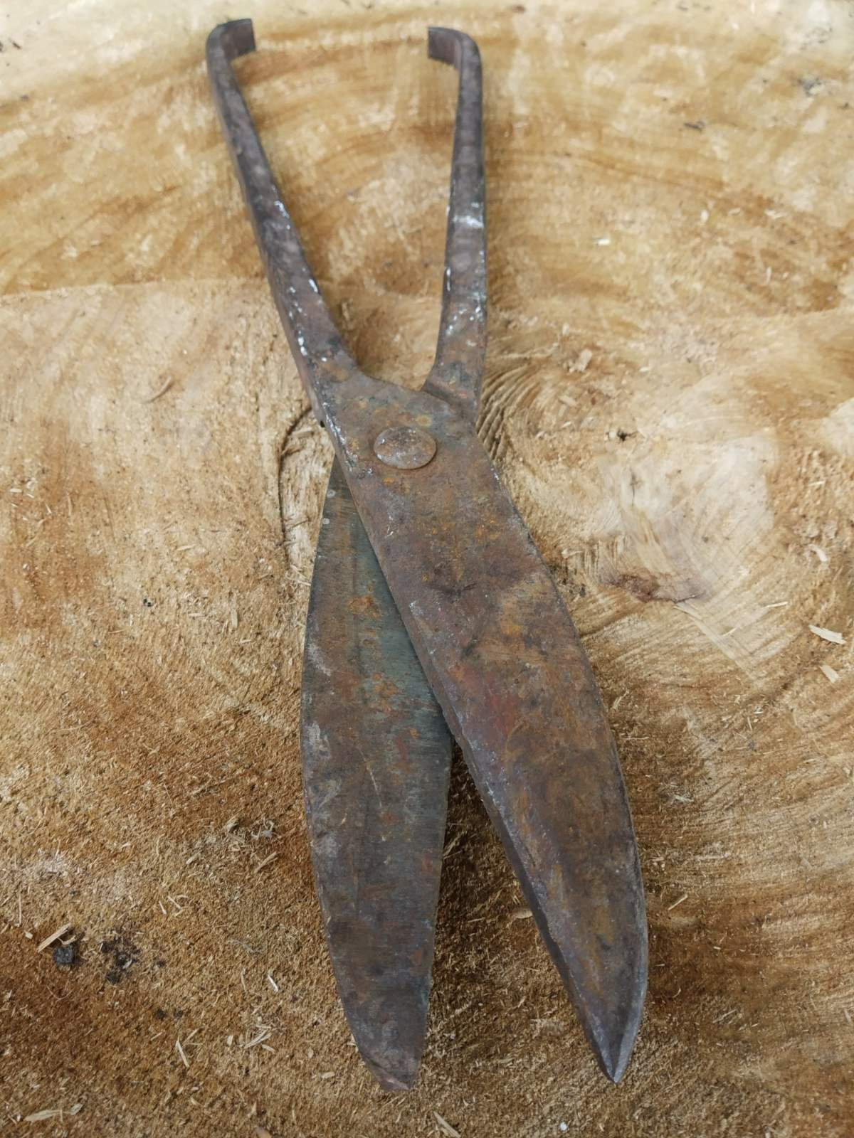 Стара ръчно кована ножица за ламарина с дължина 36см