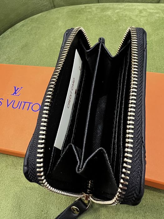 Portofel dama Louis Vuitton culore negru cu semnul auriu