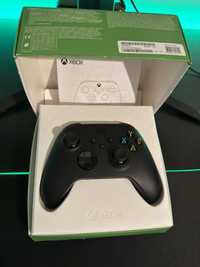 Controller Xbox Series X/S negru cu baterii incluse si cablu usb C