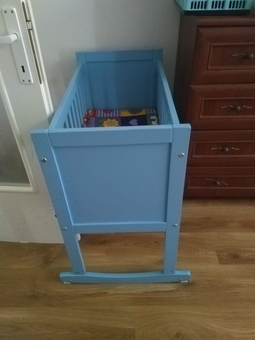 Pătuț pt bebeluși cu sistem de legănare