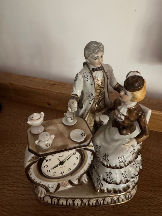 продавам порцеланов часовник