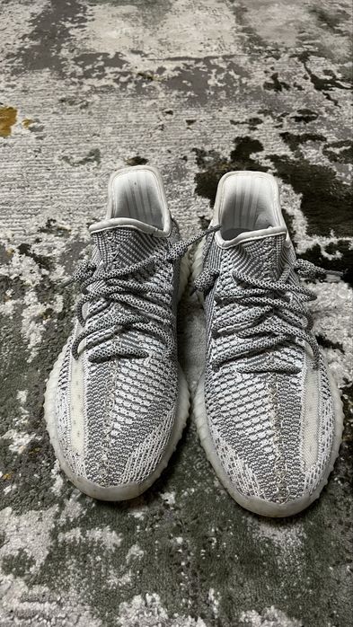 vand yeezy grii marimea 43