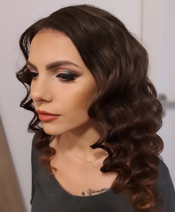 Ofer servicii de coafor si  make up