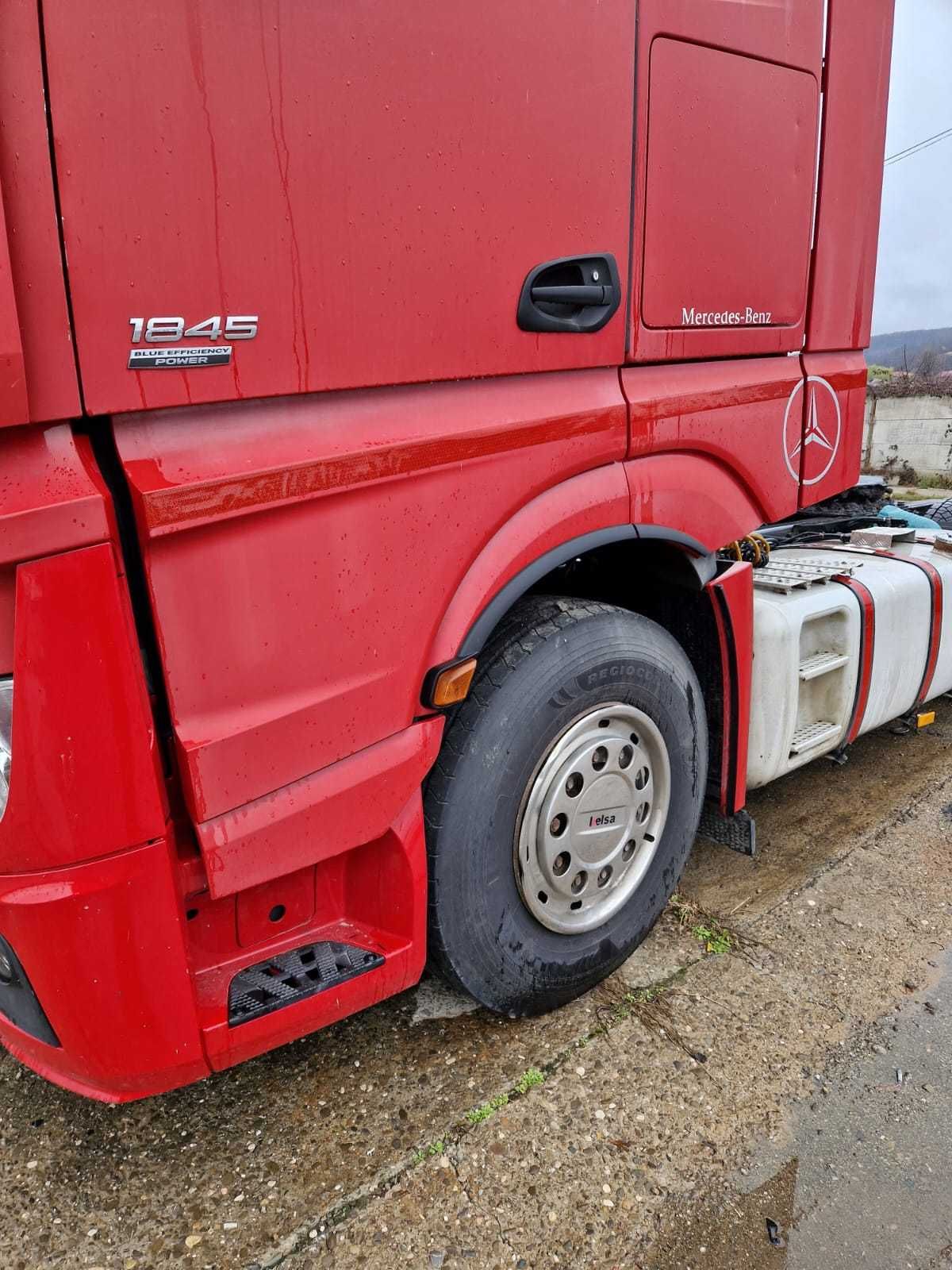 Vand camioane  Mercedes , DAF si Iveco