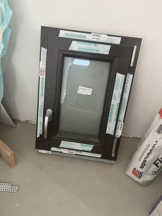 Vand geam de baie, tamplarie salamander ch 3 foi de sticla, mat