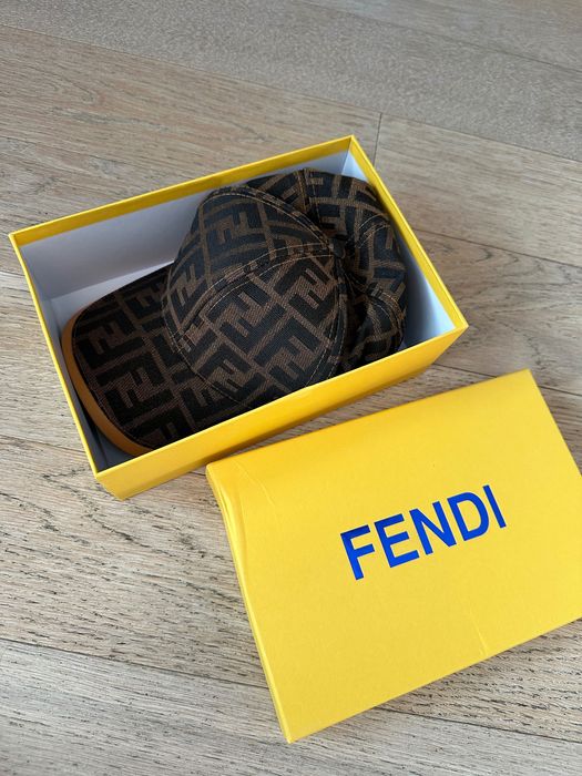 Чисто нова шапка на Fendi