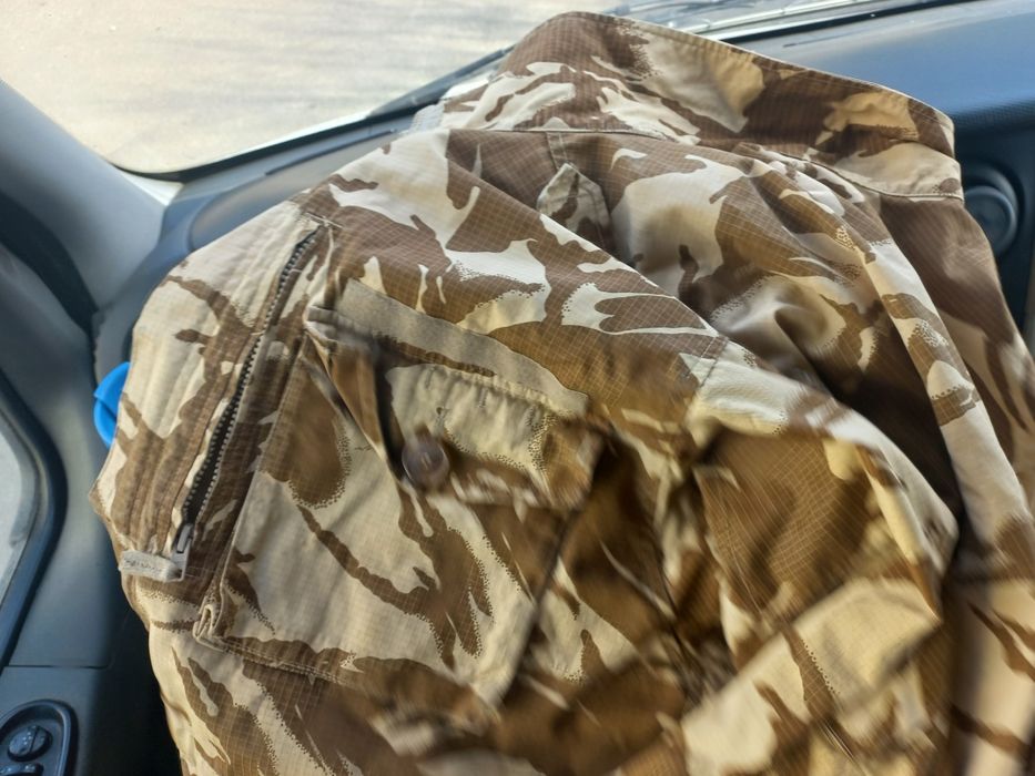 Vând haine militare