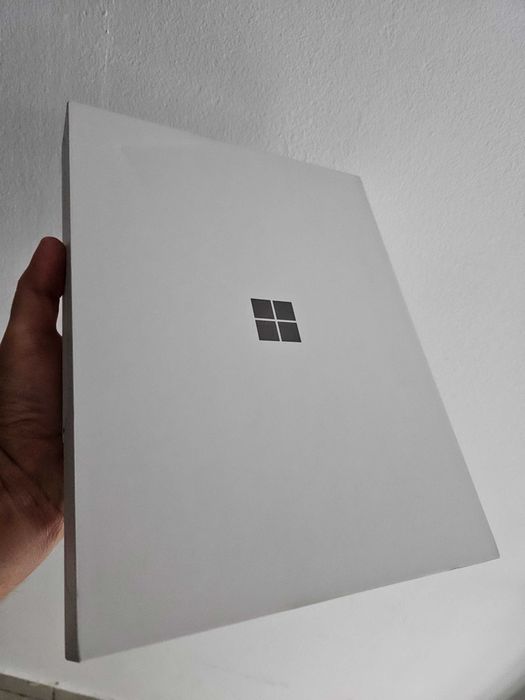 Microsoft Surface x plus snapdragon sigilat la cutie.