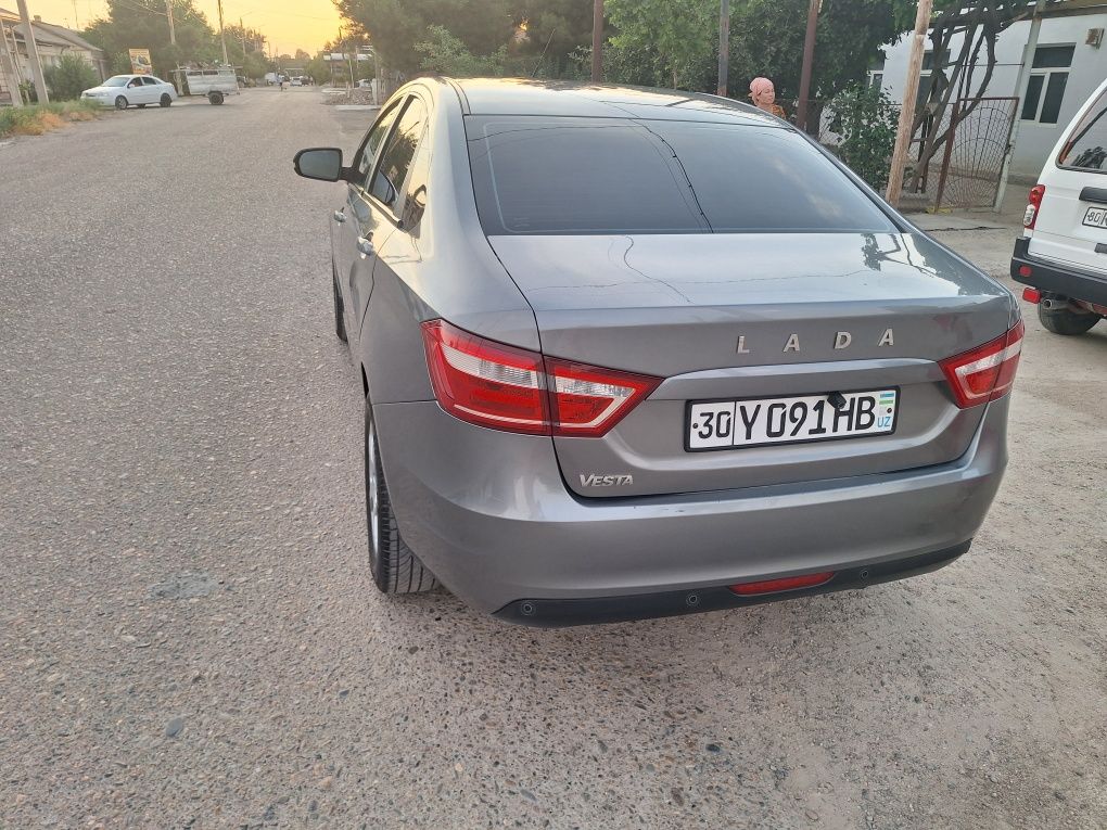Lada Vesta moshini tez sotiladi. Narxi kelishiladi yana.