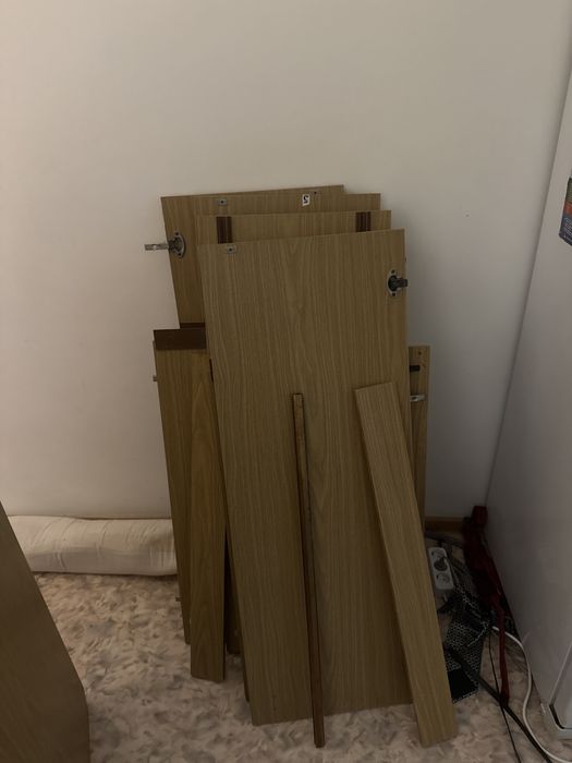 Продаётся шкафы и стол компактный  торг есть