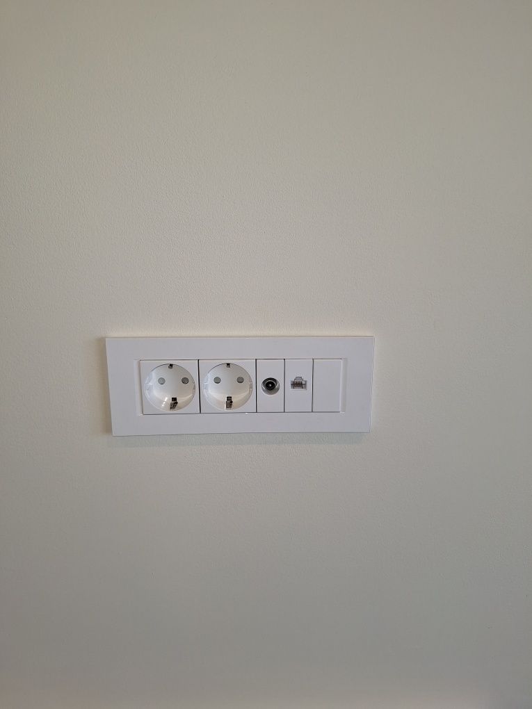 Electrician execut instalații electrice