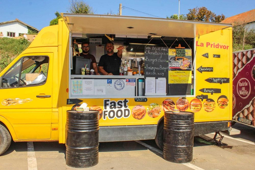 FOOD TRUCK Mercedes-Benz Sprinter perfect functional si utilat