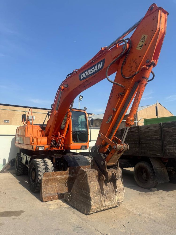 Эскаватор колесный DOOSAN 180 сотилади