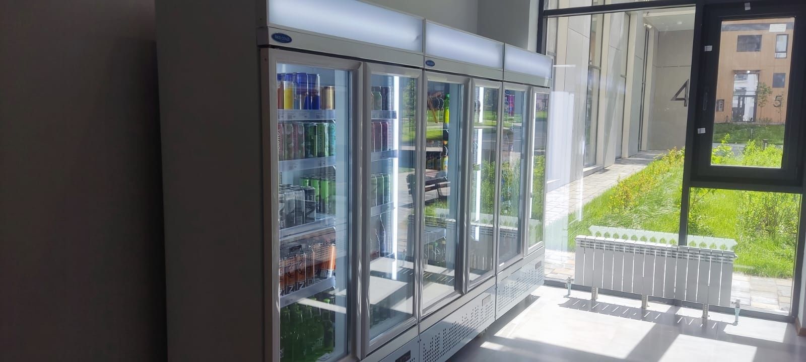 Холодильные витрины шкафы, вертикальные одно двух и трёх дверный