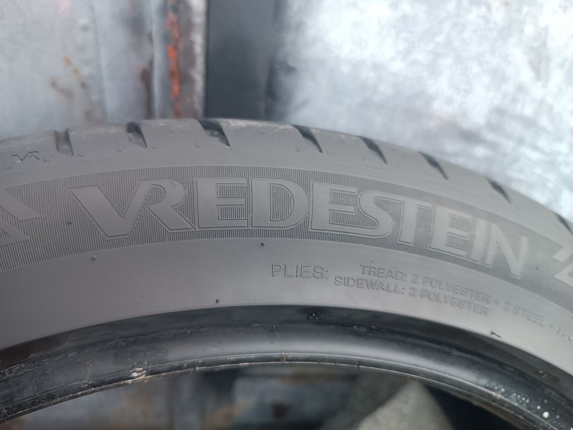 215/45/17 Vredestein