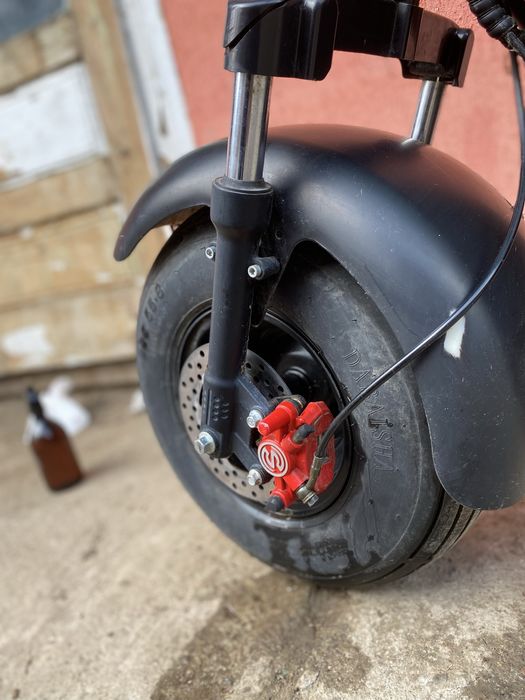 Scuter electric limitat la 25 km la ora în stare buna