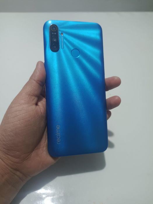 Продам смартфон реалми