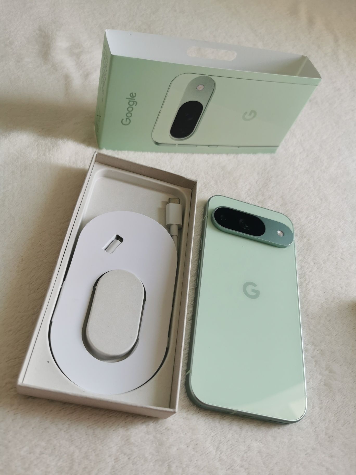 Pixel 9 whitegreen
