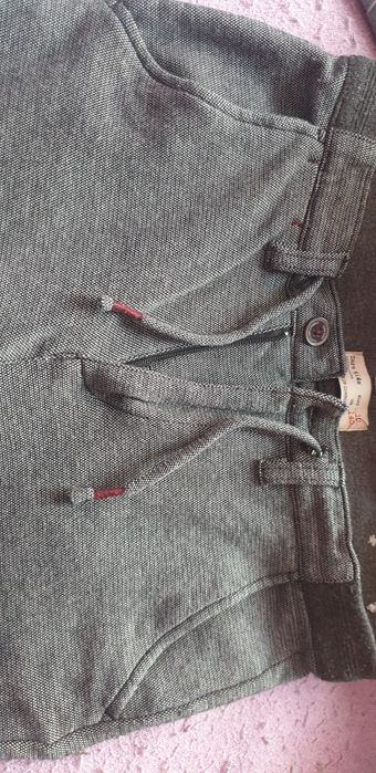 Vand pantaloni copii firma zara.