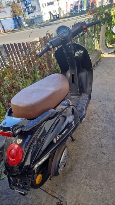 Vand scutere pentru livrari