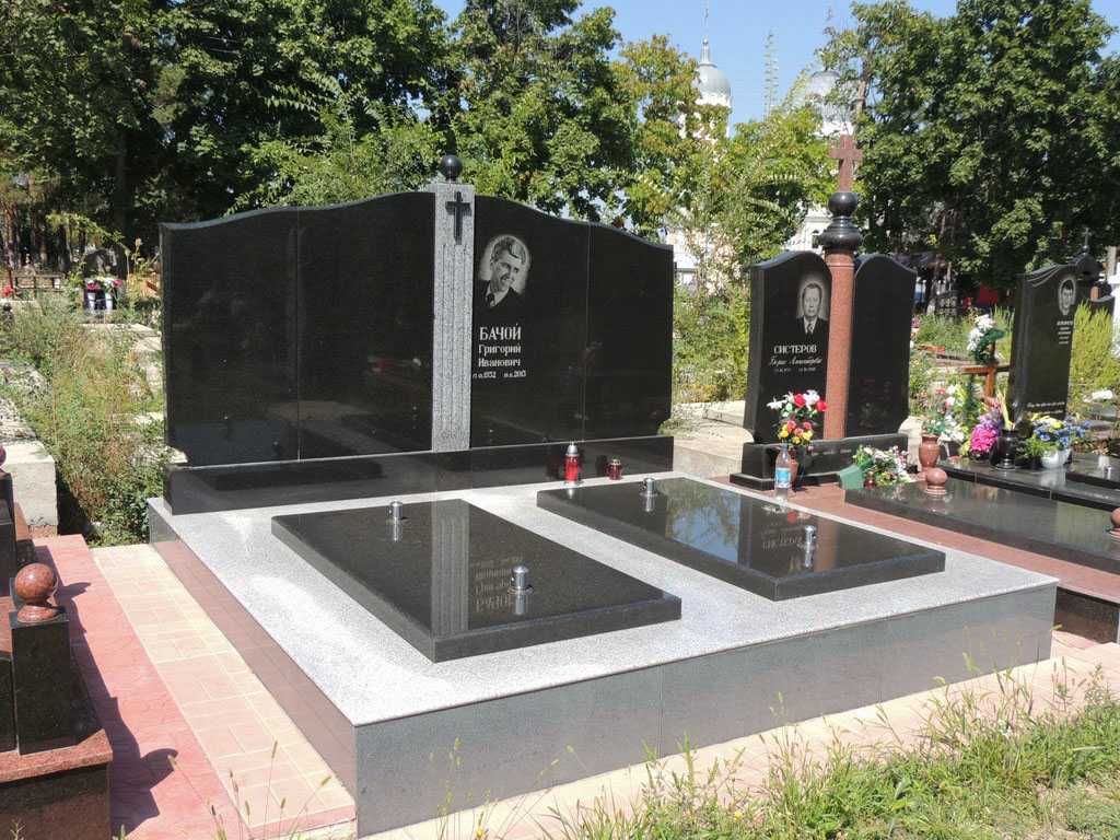 Vând placi comemorative, gravare și scriere monumente funerare