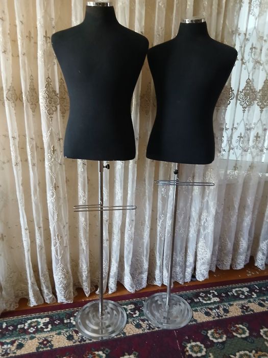 Qora maniken kiyimlar uchun